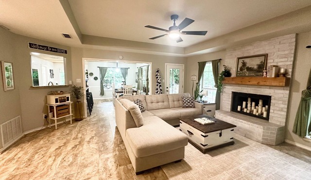 Newly remodeled 3 BDR home in a gated community, 1 acre, trails and shops nearby in Holly Lake Ranch