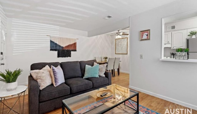 Nice Quiet Downtown Apt Pool Free Parking in Austin
