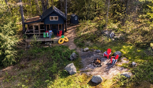 Off-Grid Getaway | Fireplace, BBQ & Patio in Gravenhurst
