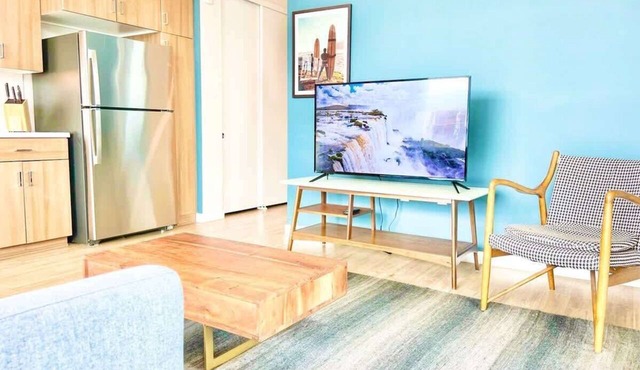One Bedroom Apartment w/Balcony and City Views! in San Diego