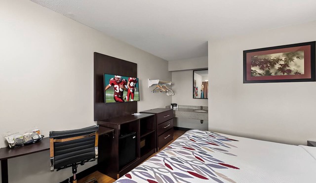 Pet-Friendly Hotel | Free Airport Shuttle | Near Six Flags & Stadiums in Irving