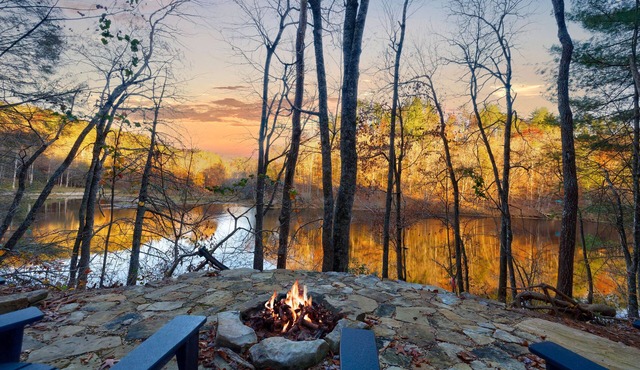 Pet-Friendly-Lakefront Cabin w/Amazing Views-Hot Tub in Cherry Log