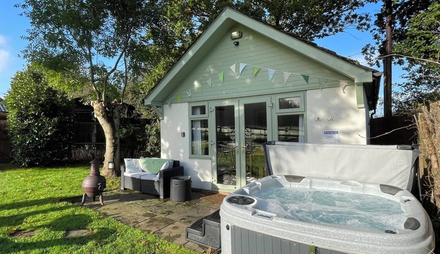 PHEASANT LODGE, romantic, with hot tub in Wimborne Minster in Wimborne