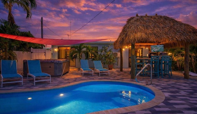 Pool, Spa, 50’ Dock, Game Room & Tiki Hut! in Marathon