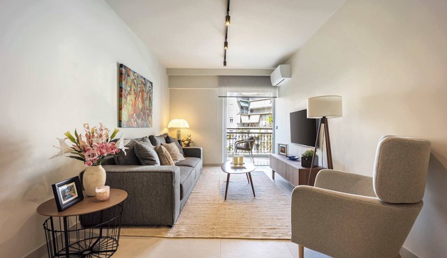 Premium 2BR in Pangrati | Balcony & King Bed