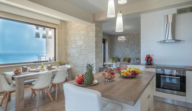 Private luxury 3bdrm Villa - Walk to beach