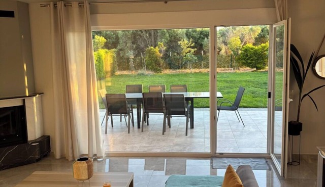 Private Luxury Villa! Free Parking, Spacious Garden, Stylish Fireplace