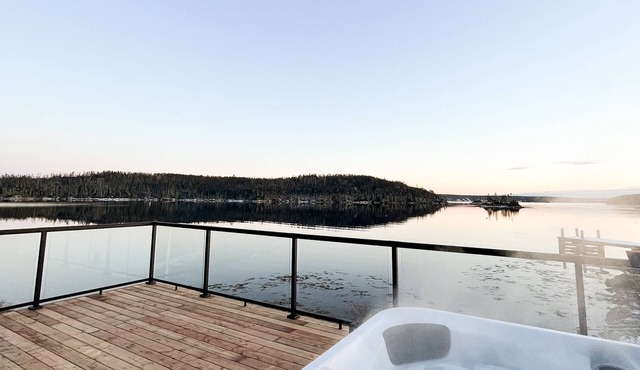 Private Oceanfront Cottage w/Hot Tub - 20 minutes from Halifax in Bayside