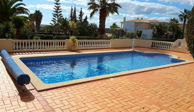 Private vacation villa w. Pool 10x5 m (heatable), 3 bedrooms (bathroom en suite) in Portimaõ