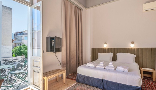 Queen Messene – Room with King-Size Bed and Balcony