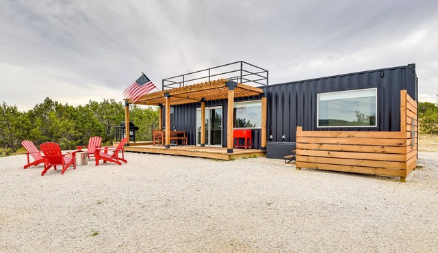Remote Strawn Container Home w/Hot Tub! in Strawn