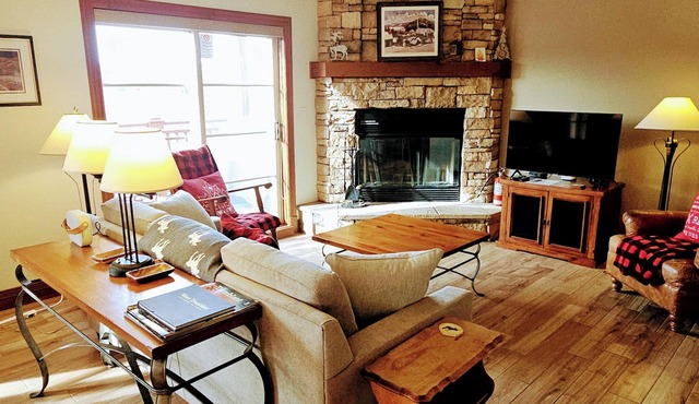 RENOVATED- Ski in&out/Walk to village/Corner Unit/Pool (summer) Sunny/Views/AC in Mont-Tremblant