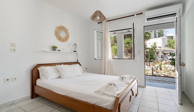 Room 'Ground Floor' with Sea View, Shared Pool and Wi-Fi