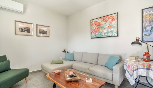 Rose Garden Home Apartment with Balcony, Wi-Fi, and Air Conditioning