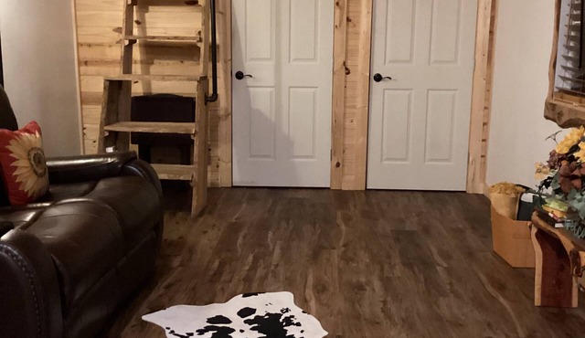 Rustic tiny cabin with hot tub: wooded seclusion minutes from downtown Tulsa in Tulsa