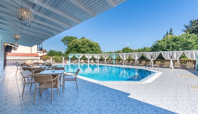 Saint Peter Bay - Basic Room: Vacation Apartment with Shared Pool & Wi-Fi