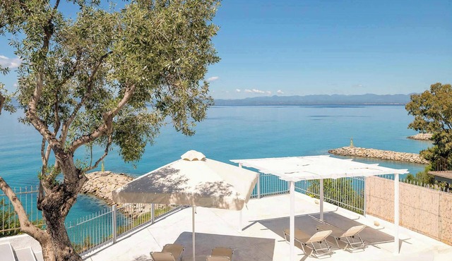 Seafront Pouletis Family Aeraki Nest with pool