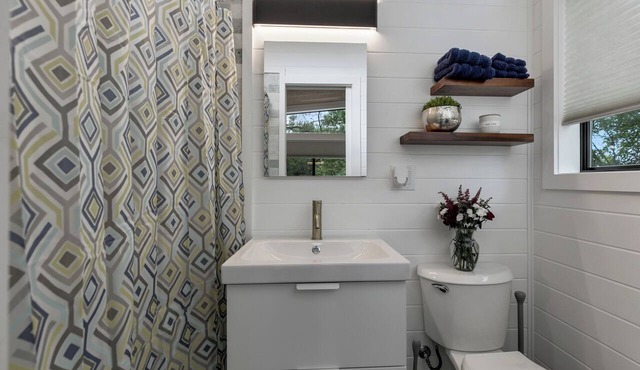 Selena, Cozy Tiny House in Gladheart Fredericksburg, w/Hot Tub & Firepit in Fredericksburg
