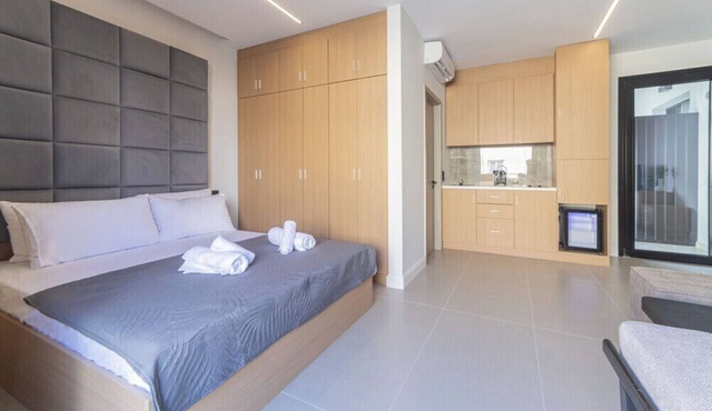 Serene AKVA Stay with Balcony in Piraeus