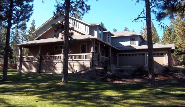 Skyline Lodge, Gorgeous Setting, Walk to Downtown! in Bend