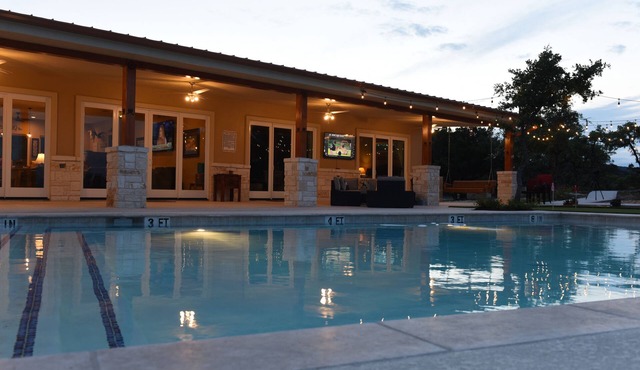 Sleeps 33, Private pool & putting green,10 min from Garner State Park, Frio Riv. in Utopia