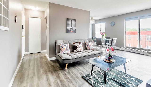 Spacious 2BR Apt with King bed - near DT Hamilton! in Hamilton