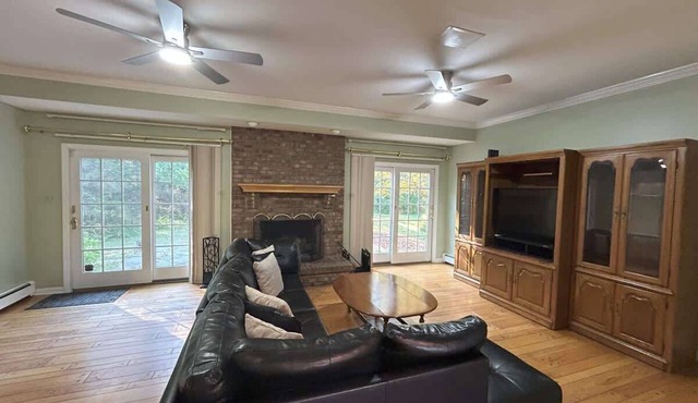 Spacious 6 Bedroom Country Retreat in Cream Ridge in Upper Freehold
