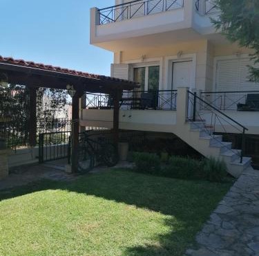 Spacious Apartment with Garden & BBQ in Kryoneri