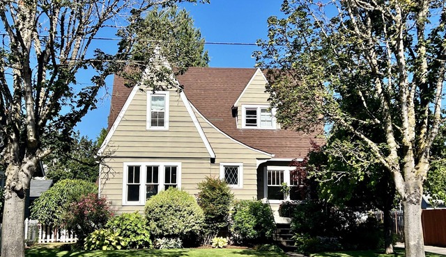 Spacious basement apt. Off-street parking, washer & dryer, kitchenette, sleeps 4 in Salem