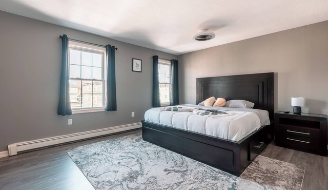 Spacious King Bed Near Downtown Worcester with Patio in Worcester