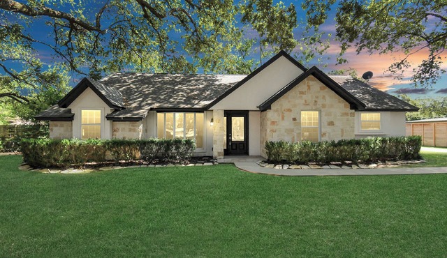 Spacious Modern Cottage Perfect for Families & Pets ~ Gated Parking ~ Sleeps 9+ in Katy
