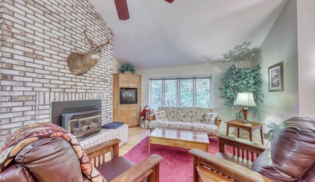 Spacious mountain view condo with library & gas fireplace - near skiing in Warren