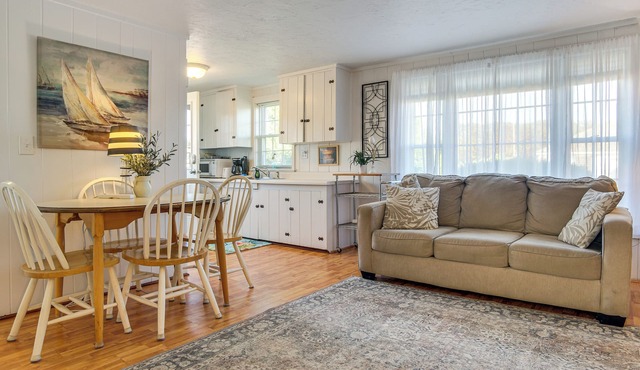Steps to Eats & Craigville Beach! Cape Cod Cottage in Centerville