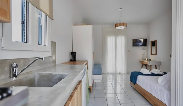 Studio Apartment 'Irene 1 Deluxe Double 1' with Sea View, Wi-Fi and Air Conditioning