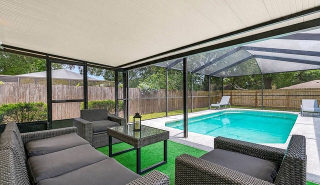 Stunning Heated Pool House Close to Tampa & Casino in Seffner
