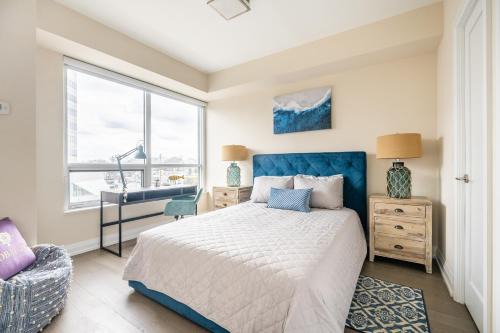 Stylish 2 BR & Den 2BA with Free Parking in Toronto