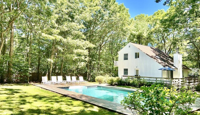 Stylish East Hampton Escape! Close to Village/Beach, Modern kitchen, Heated pool in East Hampton
