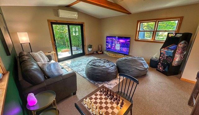 Sunrise Surprise spacious, great for entertaining in Manchester
