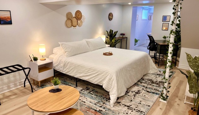The Boho Oasis: Spacious Deluxe Apartment, Close to All Amenities, Safe & Quiet in Windsor