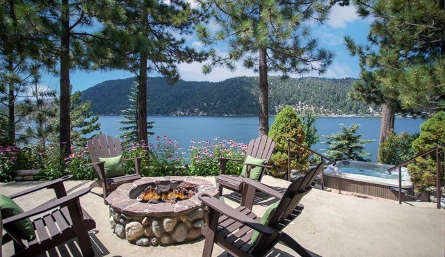 "The Grand" Big Bear Lakefront Log Home. Breathtaking views. Fire Pit. Hot tub. in Big Bear Lake