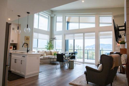The Luna, New Penthouse w Patio, Lake and Mtn Views in Harrison Hot Springs