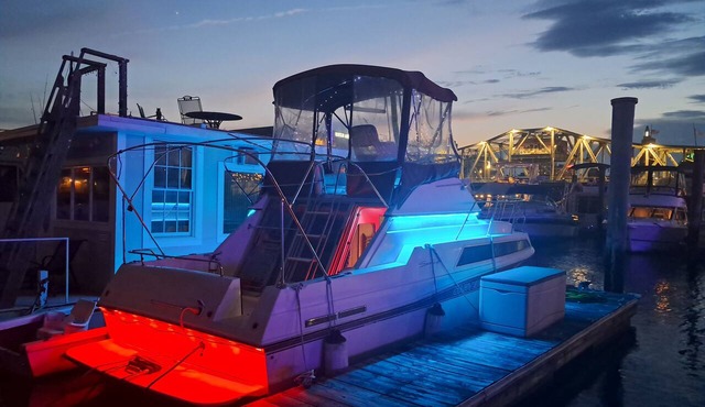 The Pink Lady Yacht - Beautiful Providence Marina in Providence
