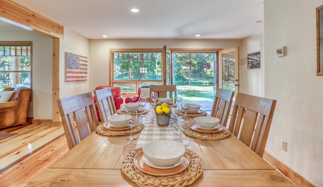 The Settle Inn Riverfront Retreat in Bend