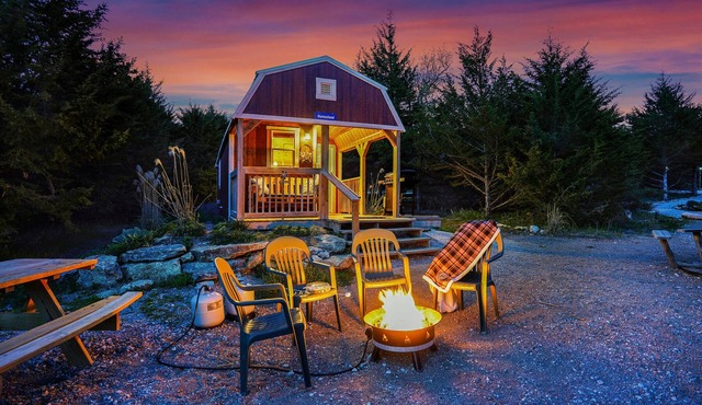 Tiny House Cabin with Loft. 2 Queen Beds with Child Sleeper in Ashland