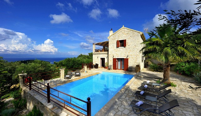 Villa Casa Bianca Blue Apartment with Sea View, Shared Pool & Wi-Fi