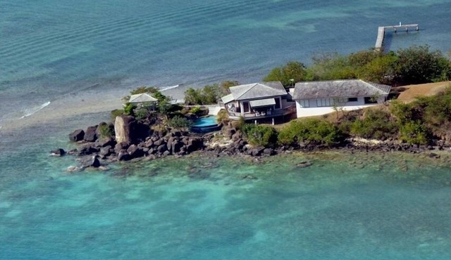 Villa Tampico/Beachfront Peninsula/2 Boat Docks/Next to Town in Culebra