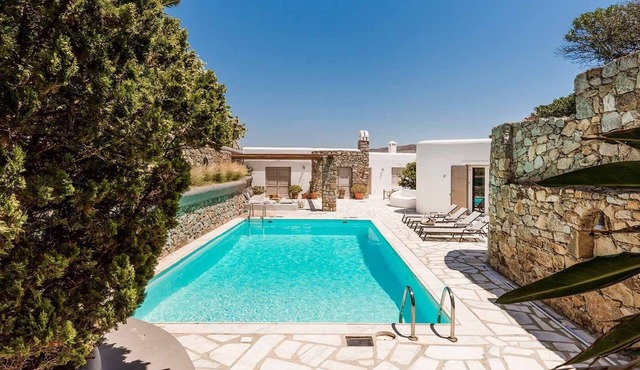 Villa Z with 2 private pools, beautiful sea views, close to beaches and town