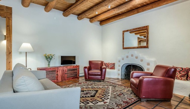 Walk to Plaza, A/C, Deck, Fireplace, Close to Ski in Santa Fe