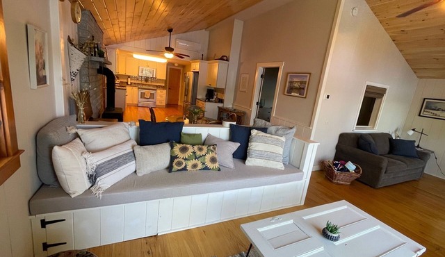 Waterfront House on Private Lake - Tranquil Location and Amazing Sunsets in Fitzwilliam