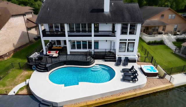 Waterfront villa w/pool, hot tub, outdoor kitchen. in Montgomery